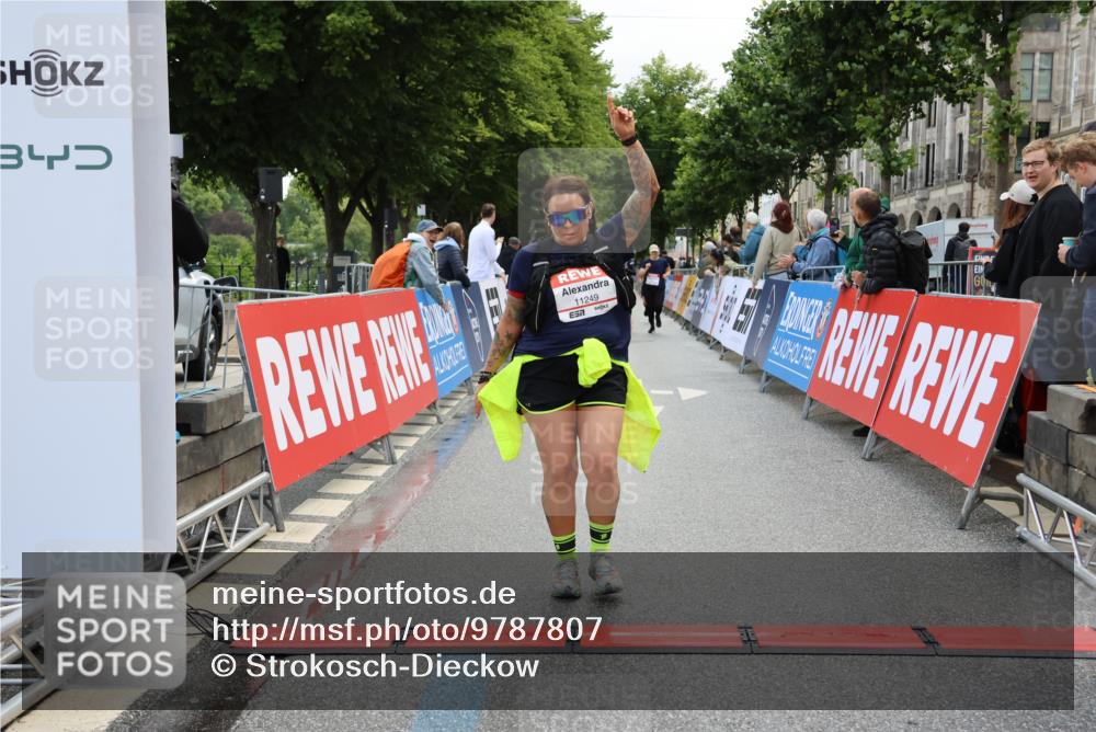 14.06.2026 - REWE Women's Run Strokosch-Dieckow http://msf.ph/oto/9787807 14.06.2026 10:21:27 Ziel 11249 meine-sportfotos.de