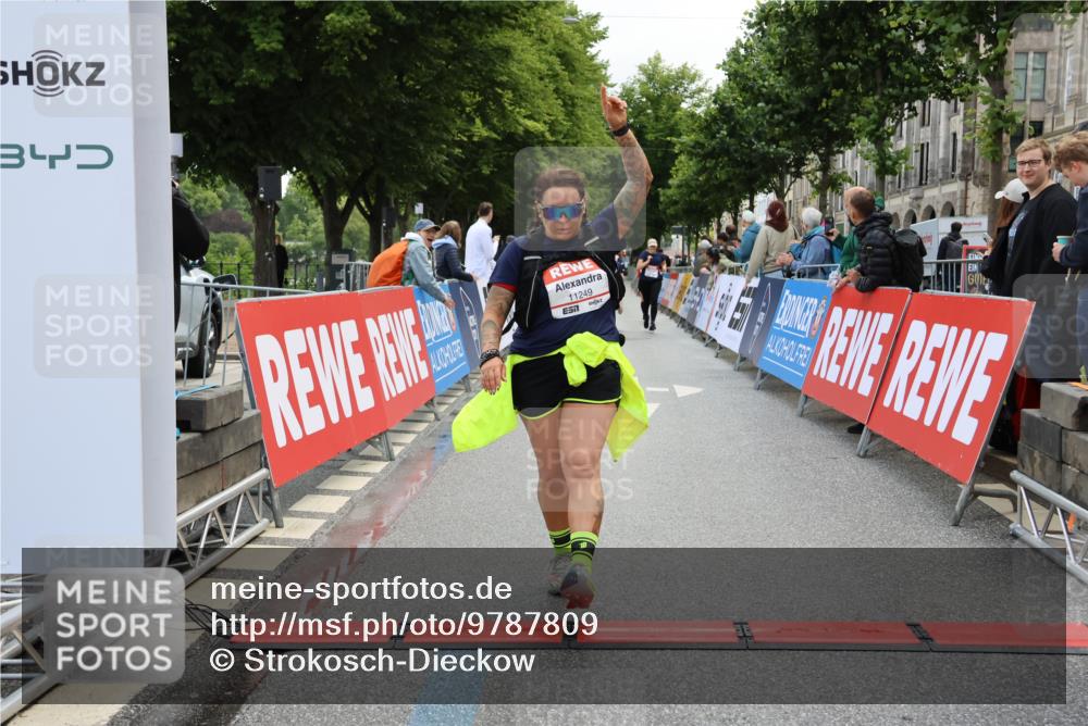 14.06.2026 - REWE Women's Run Strokosch-Dieckow http://msf.ph/oto/9787809 14.06.2026 10:21:27 Ziel 11249 meine-sportfotos.de