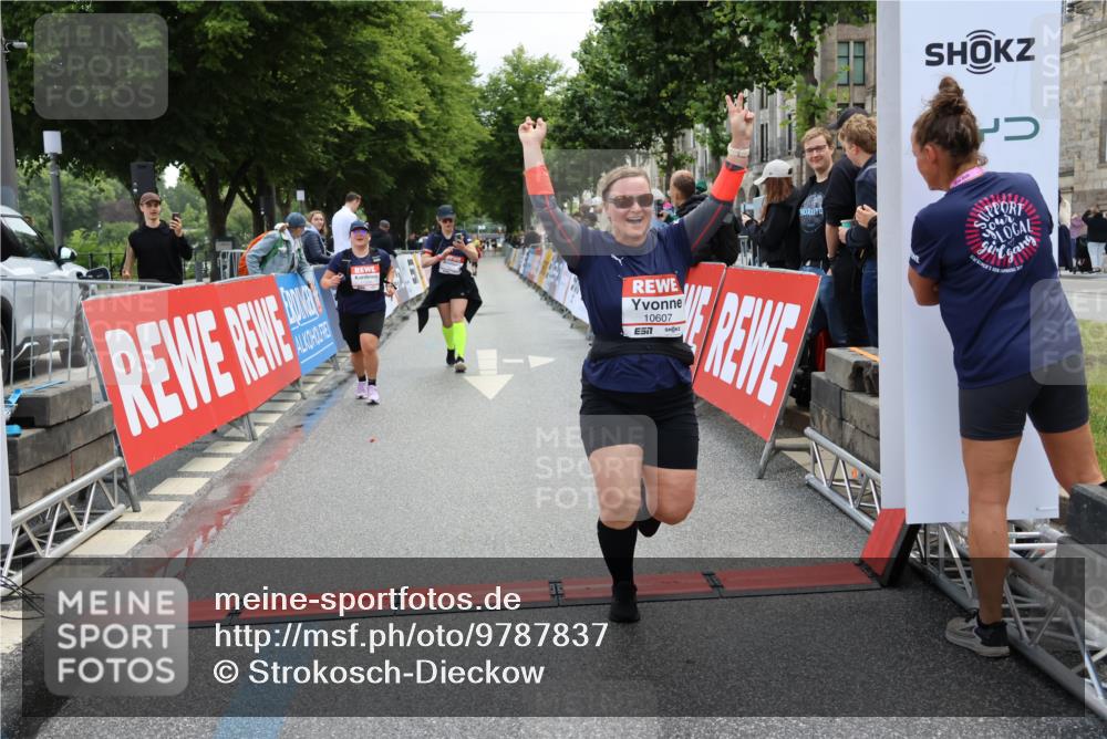 14.06.2026 - REWE Women's Run Strokosch-Dieckow http://msf.ph/oto/9787837 14.06.2026 10:21:35 Ziel 10174, 10212, 10520, 10607, 10714, 11249, 11256 meine-sportfotos.de