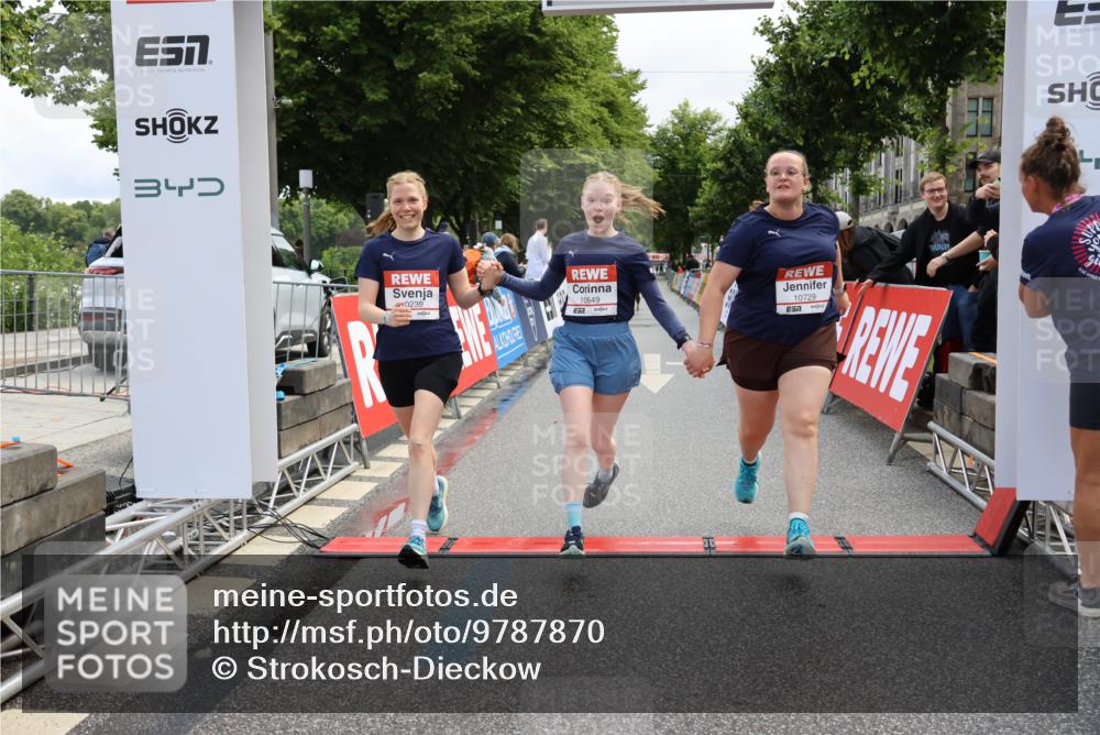14.06.2026 - REWE Women's Run Strokosch-Dieckow http://msf.ph/oto/9787870 14.06.2026 10:22:11 Ziel 10239, 10649, 10729 meine-sportfotos.de