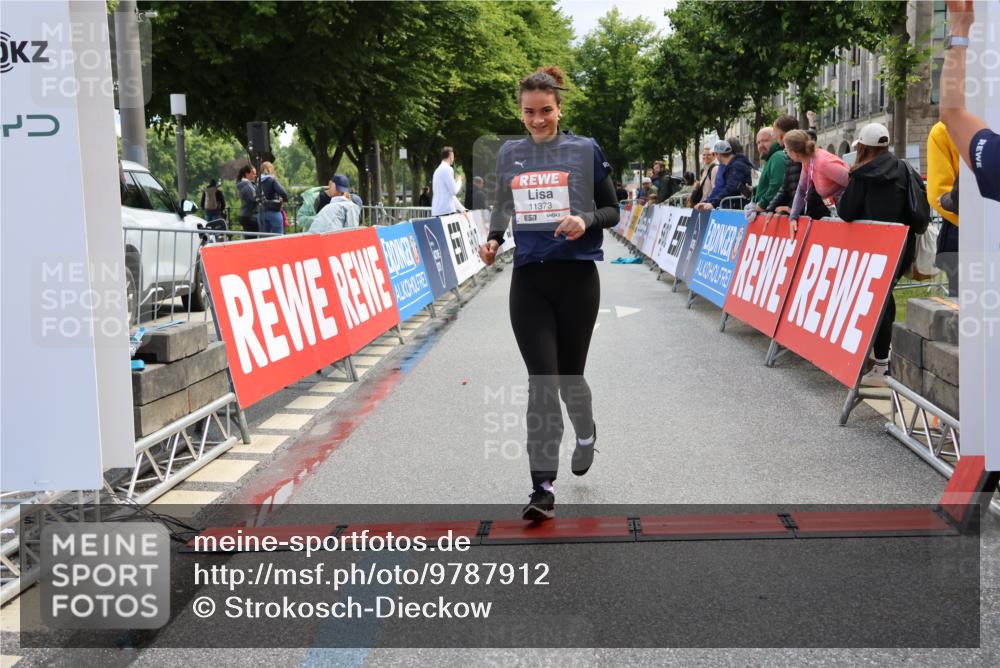 14.06.2026 - REWE Women's Run Strokosch-Dieckow http://msf.ph/oto/9787912 14.06.2026 10:22:46 Ziel 10305, 11373 meine-sportfotos.de