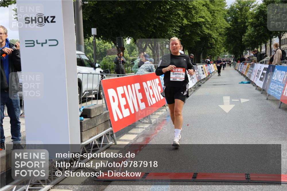 14.06.2026 - REWE Women's Run Strokosch-Dieckow http://msf.ph/oto/9787918 14.06.2026 10:22:52 Ziel 10305, 10731, 11373 meine-sportfotos.de
