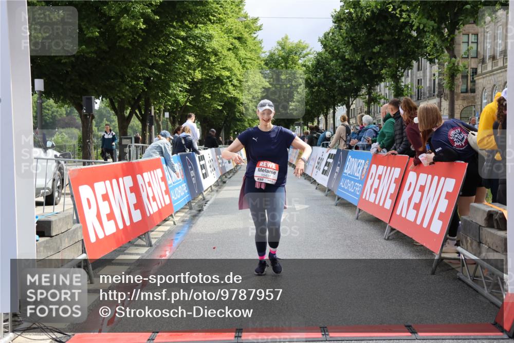 14.06.2026 - REWE Women's Run Strokosch-Dieckow http://msf.ph/oto/9787957 14.06.2026 10:23:20 Ziel 10437, 10560, 10681 meine-sportfotos.de