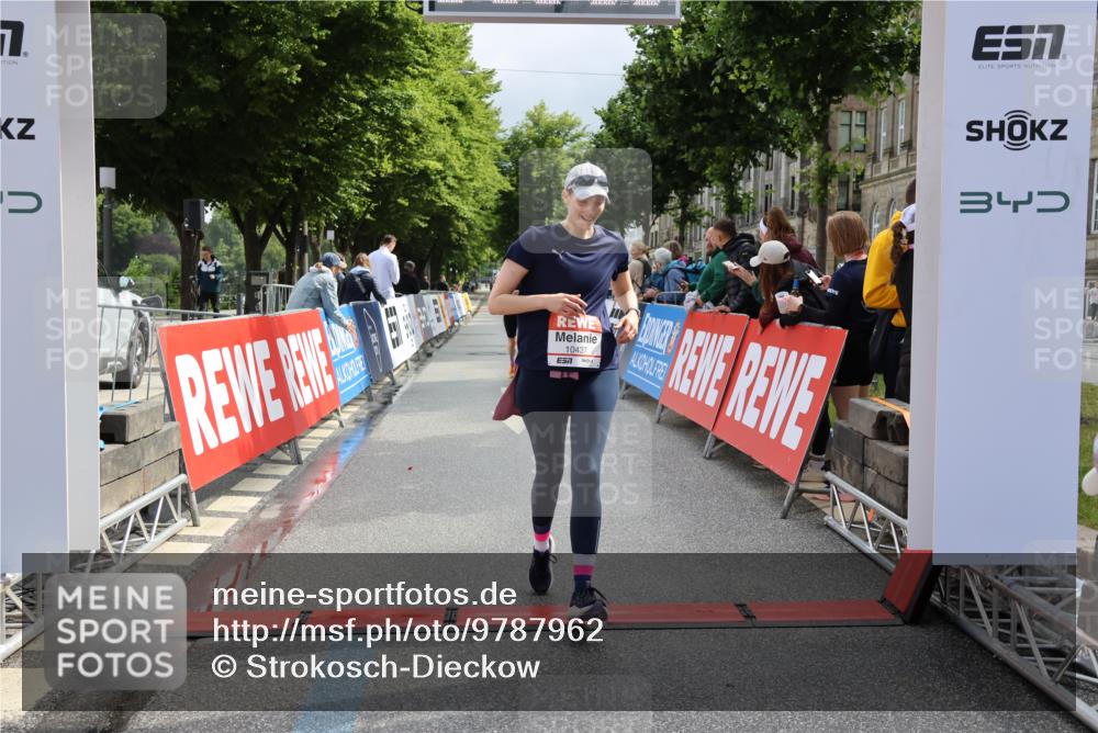 14.06.2026 - REWE Women's Run Strokosch-Dieckow http://msf.ph/oto/9787962 14.06.2026 10:23:21 Ziel 10437, 10560, 10681, 10918 meine-sportfotos.de
