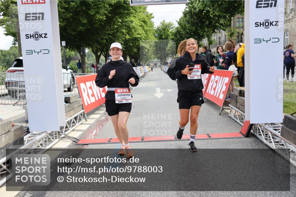 14.06.2026 - REWE Women's Run Strokosch-Dieckow http://msf.ph/oto/9788003 14.06.2026 10:24:16 Ziel 10401, 10403 meine-sportfotos.de