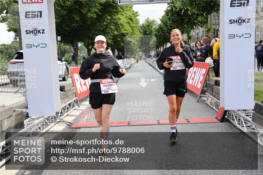 14.06.2026 - REWE Women's Run Strokosch-Dieckow http://msf.ph/oto/9788006 14.06.2026 10:24:16 Ziel 10401, 10403 meine-sportfotos.de