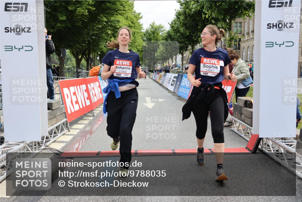 14.06.2026 - REWE Women's Run Strokosch-Dieckow http://msf.ph/oto/9788035 14.06.2026 10:25:10 Ziel 11052, 11053 meine-sportfotos.de