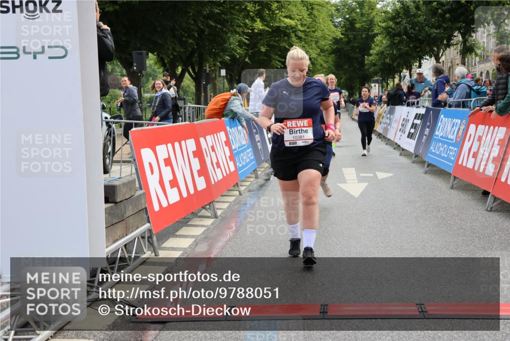 14.06.2026 - REWE Women's Run Strokosch-Dieckow http://msf.ph/oto/9788051 14.06.2026 10:25:49 Ziel 10381, 10459 meine-sportfotos.de