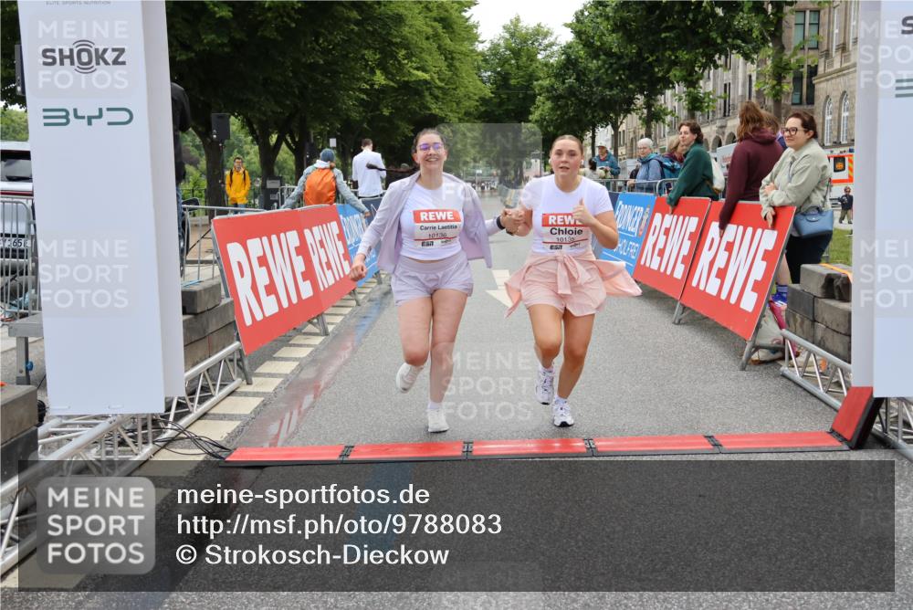 14.06.2026 - REWE Women's Run Strokosch-Dieckow http://msf.ph/oto/9788083 14.06.2026 10:26:21 Ziel 10135, 10136 meine-sportfotos.de