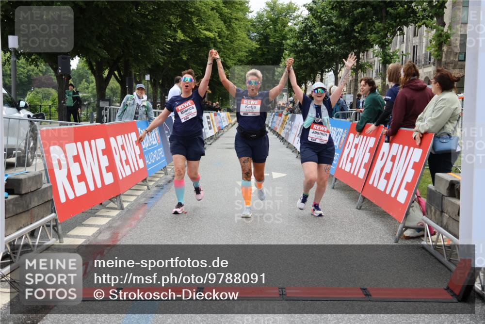 14.06.2026 - REWE Women's Run Strokosch-Dieckow http://msf.ph/oto/9788091 14.06.2026 10:27:01 Ziel 10484, 11230, 11232 meine-sportfotos.de