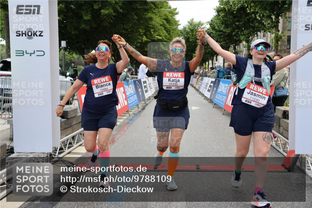 14.06.2026 - REWE Women's Run Strokosch-Dieckow http://msf.ph/oto/9788109 14.06.2026 10:27:03 Ziel 10484, 11230, 11232 meine-sportfotos.de