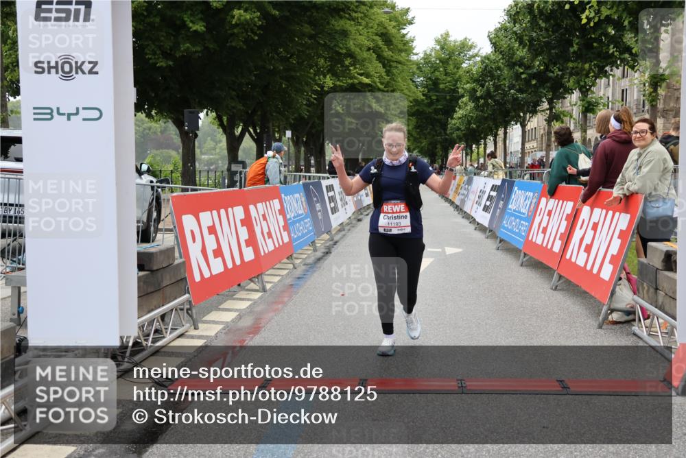14.06.2026 - REWE Women's Run Strokosch-Dieckow http://msf.ph/oto/9788125 14.06.2026 10:28:33 Ziel 11193 meine-sportfotos.de