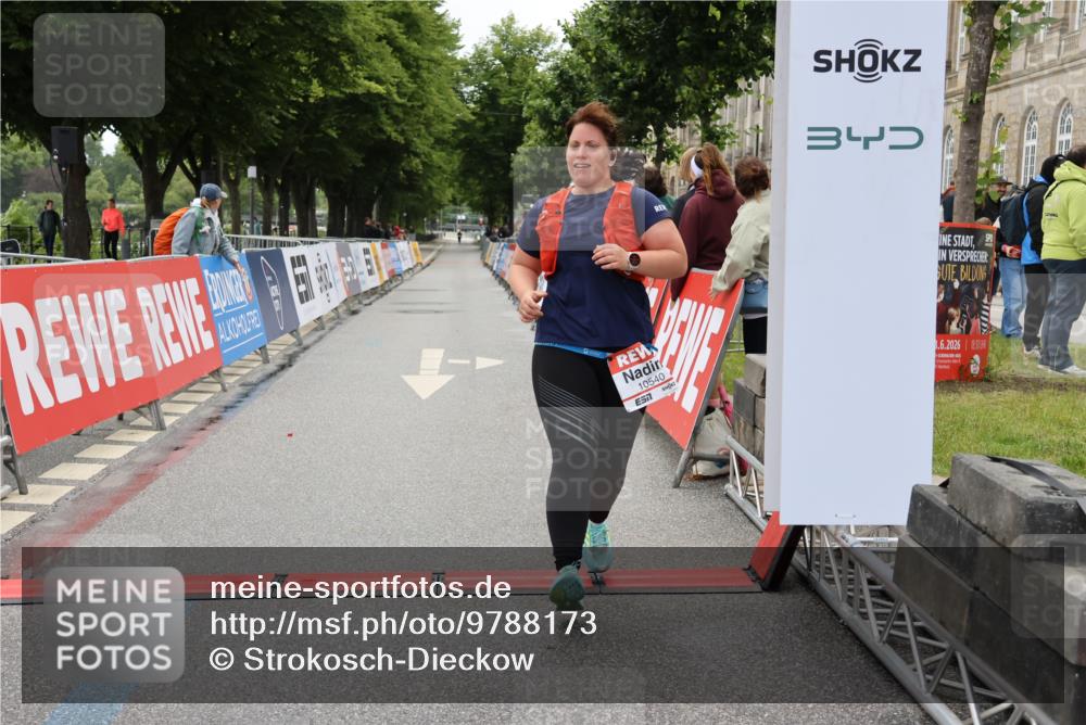 14.06.2026 - REWE Women's Run Strokosch-Dieckow http://msf.ph/oto/9788173 14.06.2026 10:29:26 Ziel 10540 meine-sportfotos.de