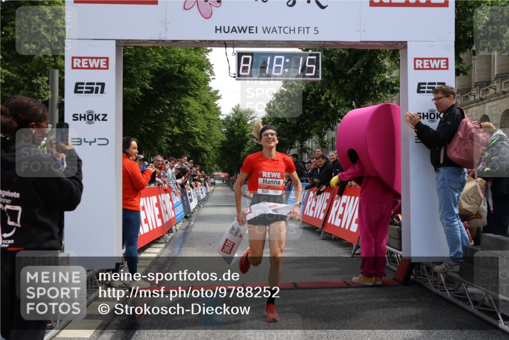 14.06.2026 - REWE Women's Run Strokosch-Dieckow http://msf.ph/oto/9788252 14.06.2026 10:48:44 Ziel 5910 meine-sportfotos.de