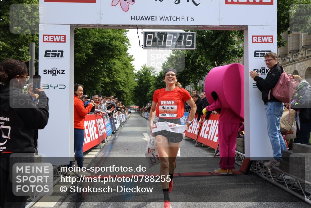 14.06.2026 - REWE Women's Run Strokosch-Dieckow http://msf.ph/oto/9788255 14.06.2026 10:48:44 Ziel 5910 meine-sportfotos.de