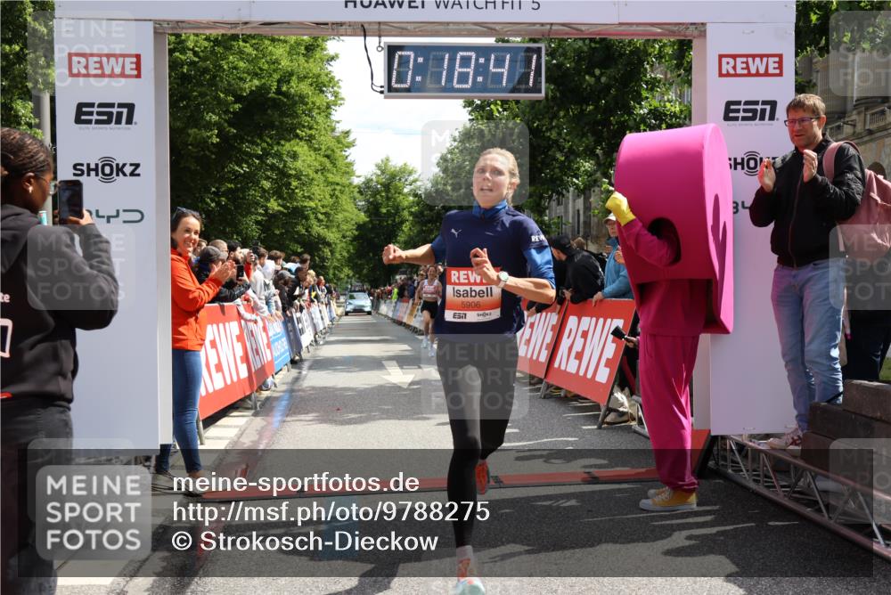 14.06.2026 - REWE Women's Run Strokosch-Dieckow http://msf.ph/oto/9788275 14.06.2026 10:49:09 Ziel 5737, 5906 meine-sportfotos.de
