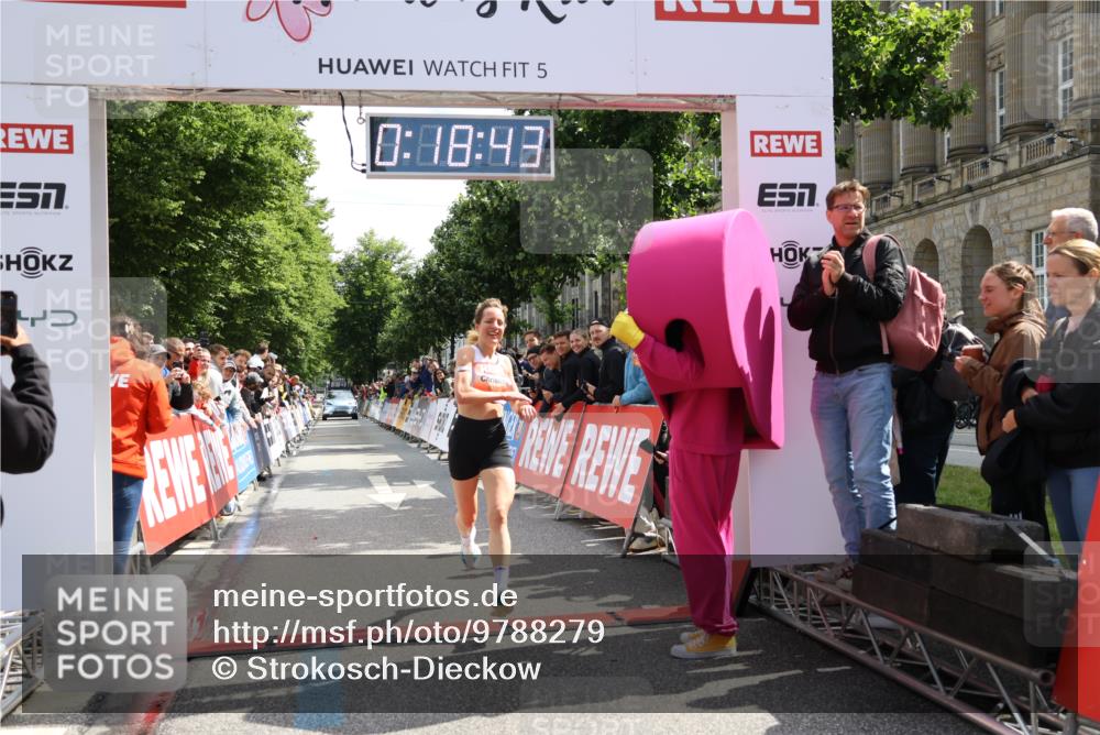 14.06.2026 - REWE Women's Run Strokosch-Dieckow http://msf.ph/oto/9788279 14.06.2026 10:49:12 Ziel 5737, 5906 meine-sportfotos.de