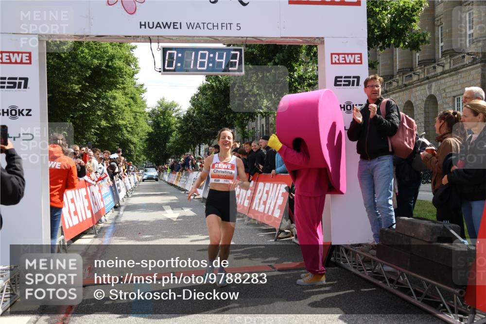 14.06.2026 - REWE Women's Run Strokosch-Dieckow http://msf.ph/oto/9788283 14.06.2026 10:49:12 Ziel 5737, 5906 meine-sportfotos.de