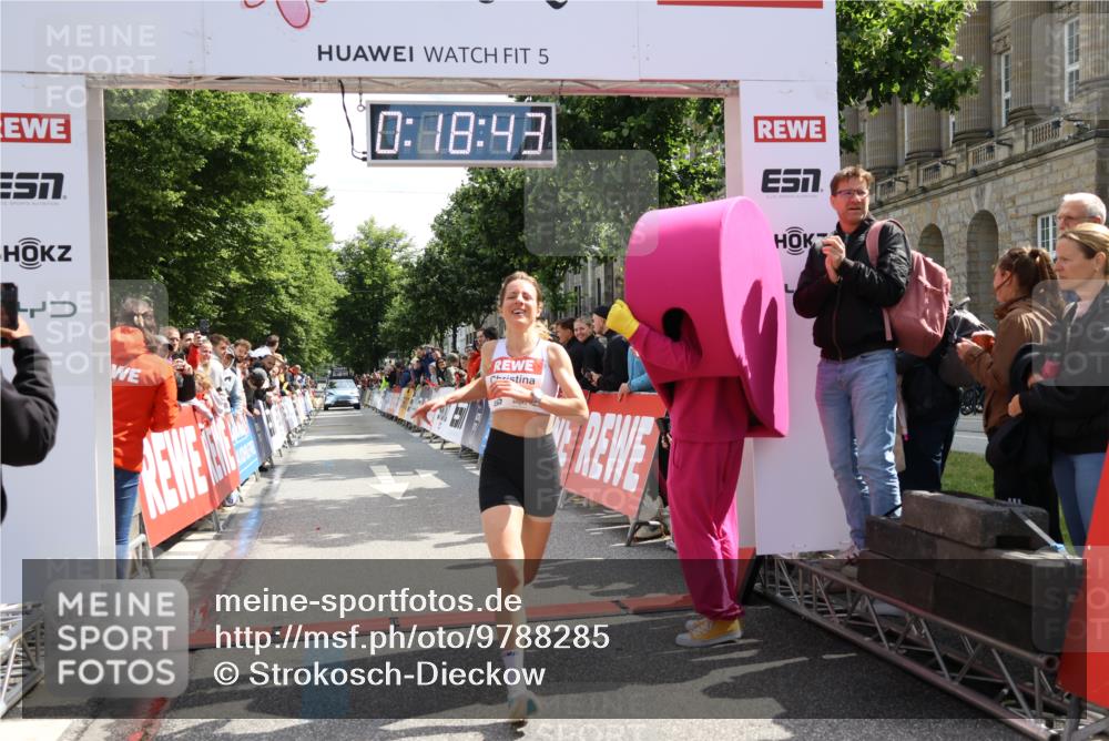 14.06.2026 - REWE Women's Run Strokosch-Dieckow http://msf.ph/oto/9788285 14.06.2026 10:49:12 Ziel 5737, 5906 meine-sportfotos.de