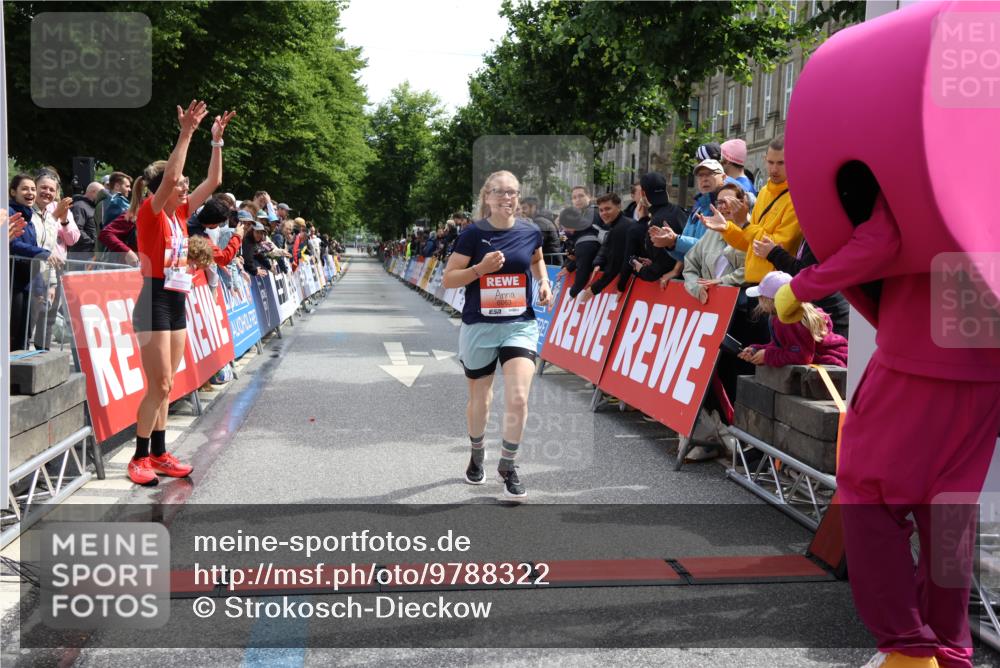 14.06.2026 - REWE Women's Run Strokosch-Dieckow http://msf.ph/oto/9788322 14.06.2026 10:50:16 Ziel 5504, 6063 meine-sportfotos.de