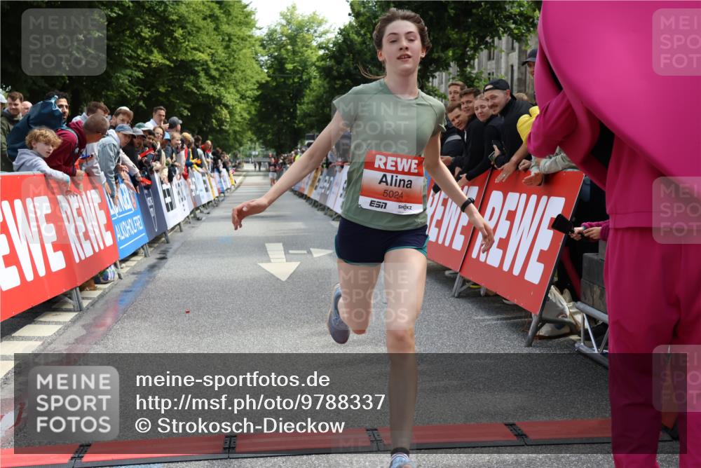 14.06.2026 - REWE Women's Run Strokosch-Dieckow http://msf.ph/oto/9788337 14.06.2026 10:50:39 Ziel 5024 meine-sportfotos.de