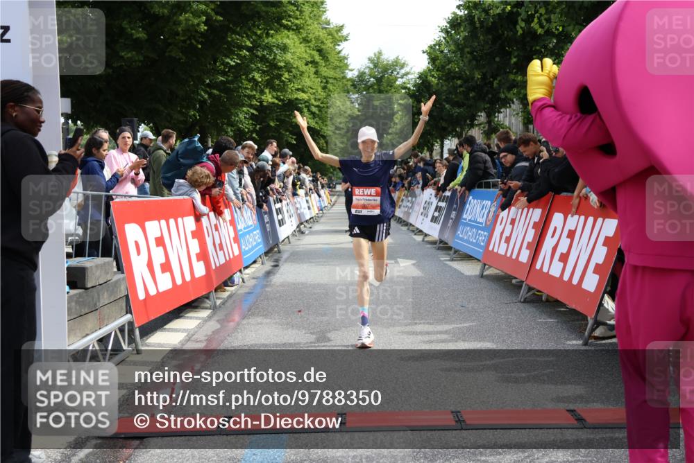 14.06.2026 - REWE Women's Run Strokosch-Dieckow http://msf.ph/oto/9788350 14.06.2026 10:51:15 Ziel 5007, 5068 meine-sportfotos.de