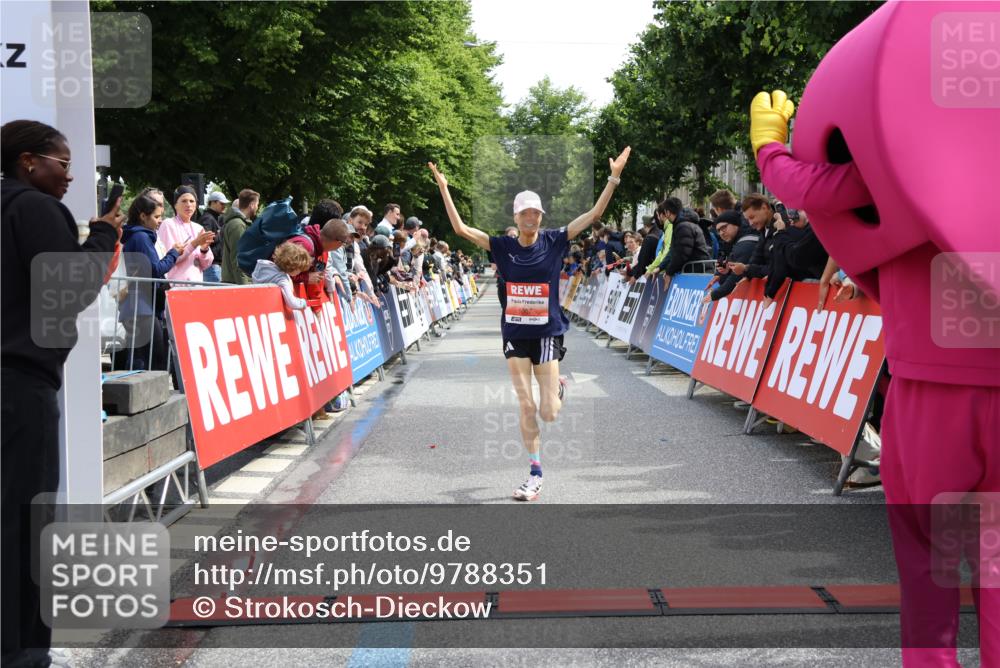 14.06.2026 - REWE Women's Run Strokosch-Dieckow http://msf.ph/oto/9788351 14.06.2026 10:51:15 Ziel 5007, 5068 meine-sportfotos.de