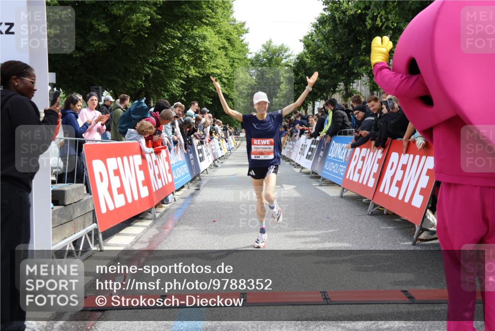 14.06.2026 - REWE Women's Run Strokosch-Dieckow http://msf.ph/oto/9788352 14.06.2026 10:51:15 Ziel 5007, 5068 meine-sportfotos.de