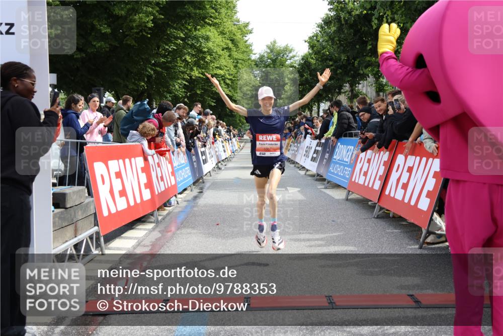 14.06.2026 - REWE Women's Run Strokosch-Dieckow http://msf.ph/oto/9788353 14.06.2026 10:51:15 Ziel 5007, 5068 meine-sportfotos.de