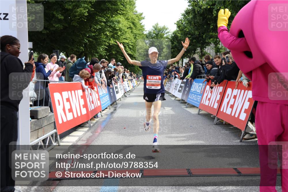 14.06.2026 - REWE Women's Run Strokosch-Dieckow http://msf.ph/oto/9788354 14.06.2026 10:51:15 Ziel 5007, 5068 meine-sportfotos.de