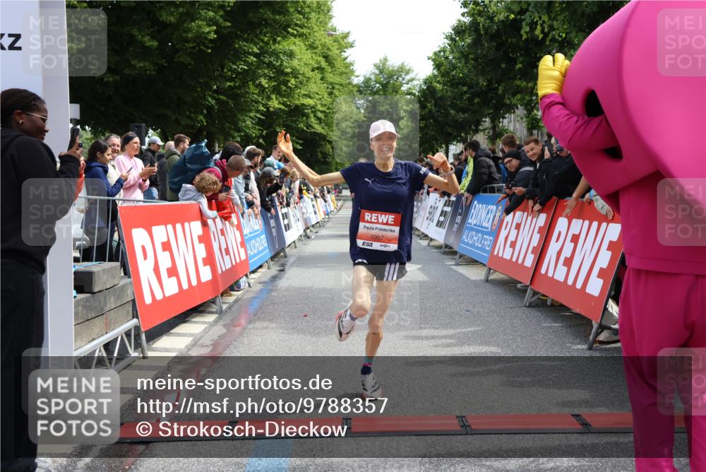 14.06.2026 - REWE Women's Run Strokosch-Dieckow http://msf.ph/oto/9788357 14.06.2026 10:51:15 Ziel 5007, 5068 meine-sportfotos.de