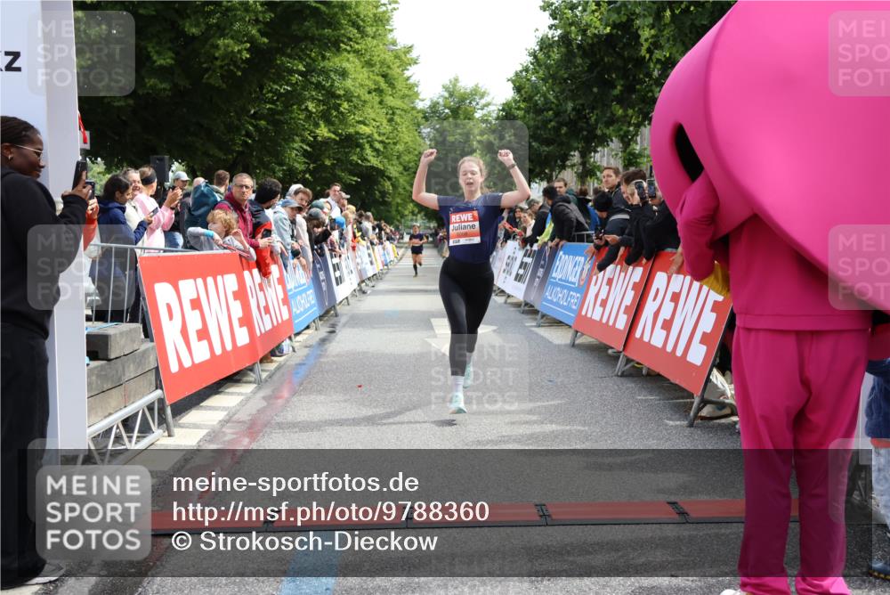 14.06.2026 - REWE Women's Run Strokosch-Dieckow http://msf.ph/oto/9788360 14.06.2026 10:51:17 Ziel 5007, 5068 meine-sportfotos.de