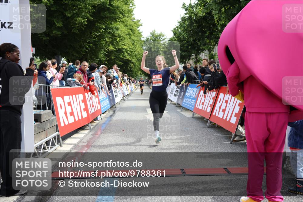 14.06.2026 - REWE Women's Run Strokosch-Dieckow http://msf.ph/oto/9788361 14.06.2026 10:51:17 Ziel 5007, 5068 meine-sportfotos.de