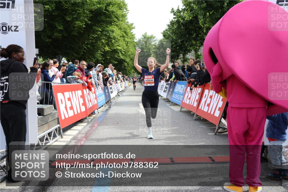 14.06.2026 - REWE Women's Run Strokosch-Dieckow http://msf.ph/oto/9788362 14.06.2026 10:51:18 Ziel 5007, 5068 meine-sportfotos.de