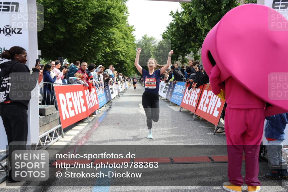 14.06.2026 - REWE Women's Run Strokosch-Dieckow http://msf.ph/oto/9788363 14.06.2026 10:51:18 Ziel 5007, 5068 meine-sportfotos.de