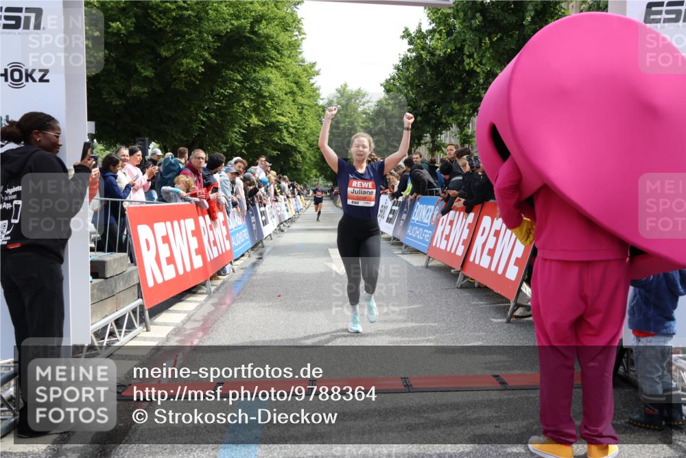 14.06.2026 - REWE Women's Run Strokosch-Dieckow http://msf.ph/oto/9788364 14.06.2026 10:51:18 Ziel 5007, 5068 meine-sportfotos.de