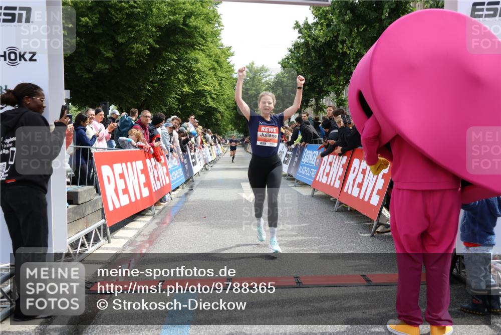 14.06.2026 - REWE Women's Run Strokosch-Dieckow http://msf.ph/oto/9788365 14.06.2026 10:51:18 Ziel 5007, 5068 meine-sportfotos.de
