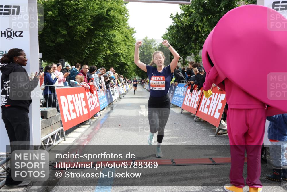 14.06.2026 - REWE Women's Run Strokosch-Dieckow http://msf.ph/oto/9788369 14.06.2026 10:51:18 Ziel 5007, 5068 meine-sportfotos.de