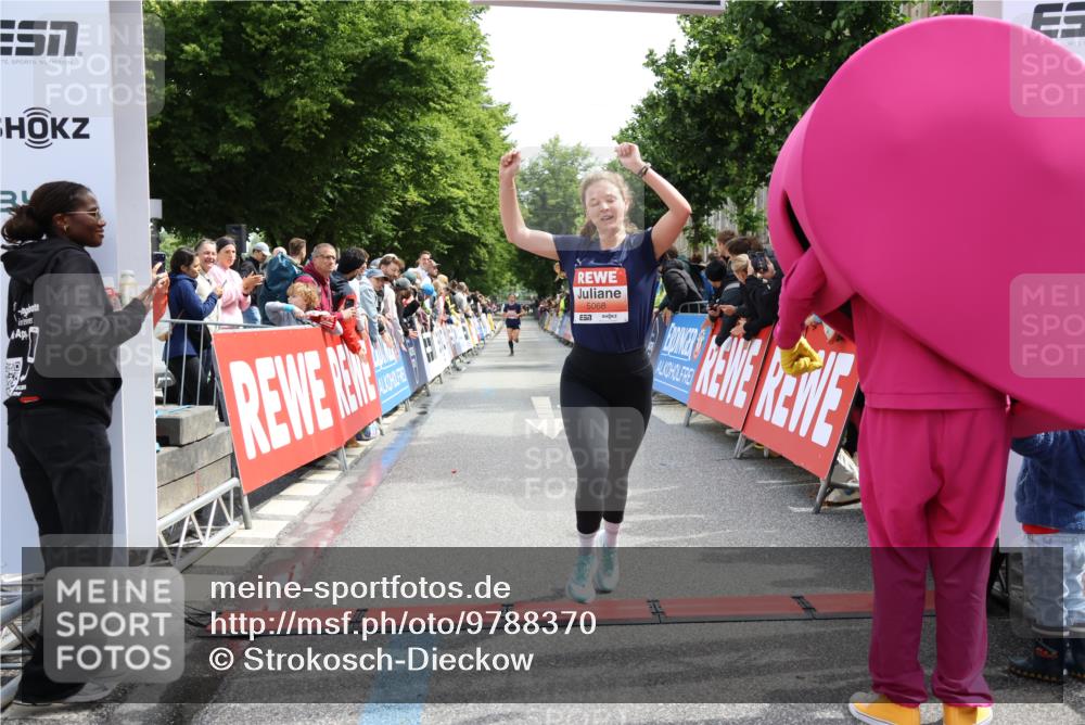 14.06.2026 - REWE Women's Run Strokosch-Dieckow http://msf.ph/oto/9788370 14.06.2026 10:51:18 Ziel 5007, 5068 meine-sportfotos.de