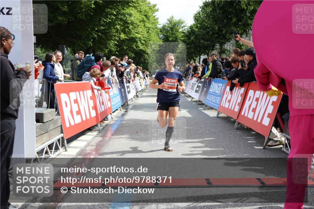 14.06.2026 - REWE Women's Run Strokosch-Dieckow http://msf.ph/oto/9788371 14.06.2026 10:51:23 Ziel 5007, 5068, 5263 meine-sportfotos.de