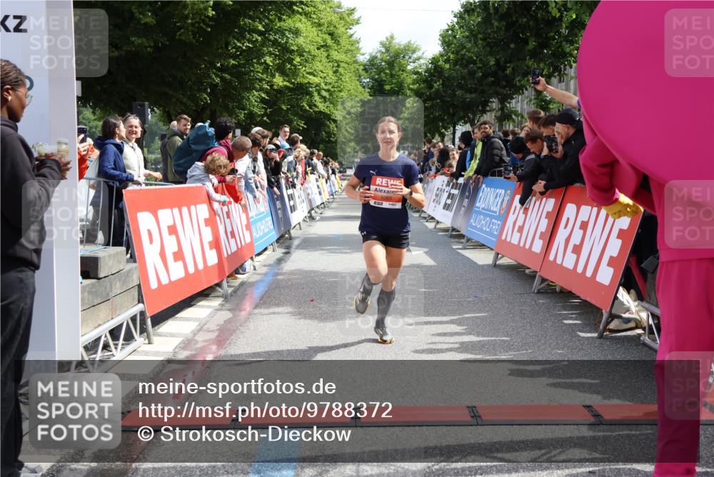14.06.2026 - REWE Women's Run Strokosch-Dieckow http://msf.ph/oto/9788372 14.06.2026 10:51:23 Ziel 5007, 5068, 5263 meine-sportfotos.de