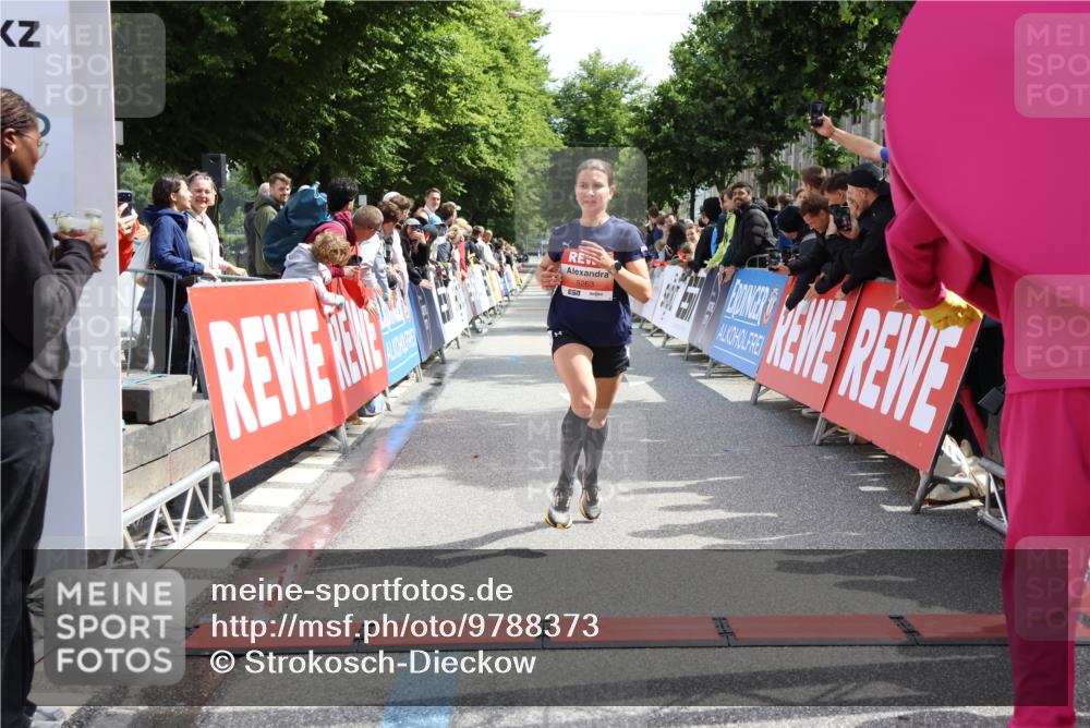 14.06.2026 - REWE Women's Run Strokosch-Dieckow http://msf.ph/oto/9788373 14.06.2026 10:51:23 Ziel 5007, 5068, 5263 meine-sportfotos.de