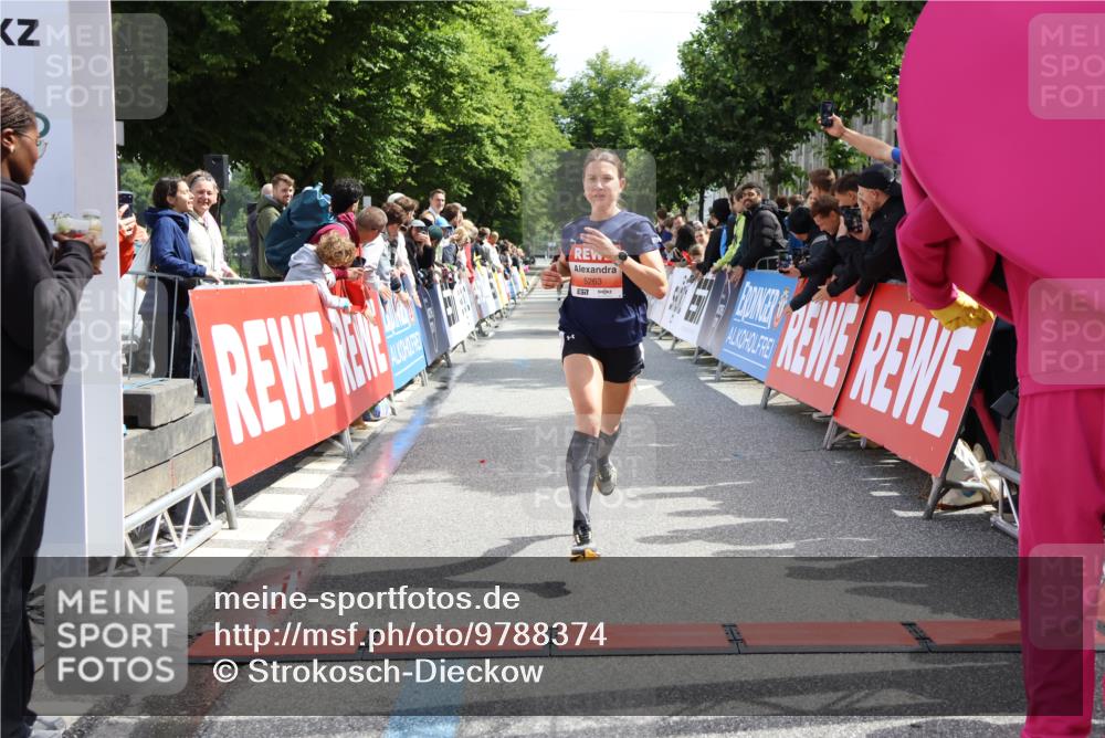 14.06.2026 - REWE Women's Run Strokosch-Dieckow http://msf.ph/oto/9788374 14.06.2026 10:51:23 Ziel 5007, 5068, 5263 meine-sportfotos.de