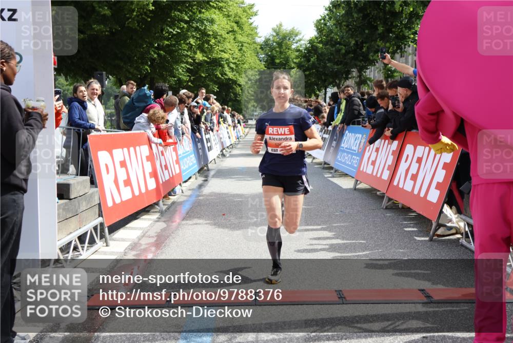 14.06.2026 - REWE Women's Run Strokosch-Dieckow http://msf.ph/oto/9788376 14.06.2026 10:51:24 Ziel 5068, 5263 meine-sportfotos.de