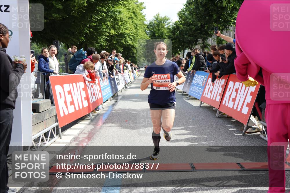 14.06.2026 - REWE Women's Run Strokosch-Dieckow http://msf.ph/oto/9788377 14.06.2026 10:51:24 Ziel 5068, 5263 meine-sportfotos.de