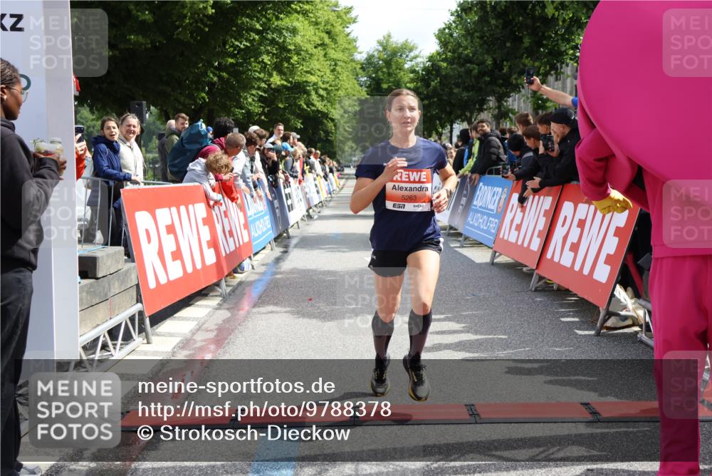 14.06.2026 - REWE Women's Run Strokosch-Dieckow http://msf.ph/oto/9788378 14.06.2026 10:51:24 Ziel 5068, 5263 meine-sportfotos.de