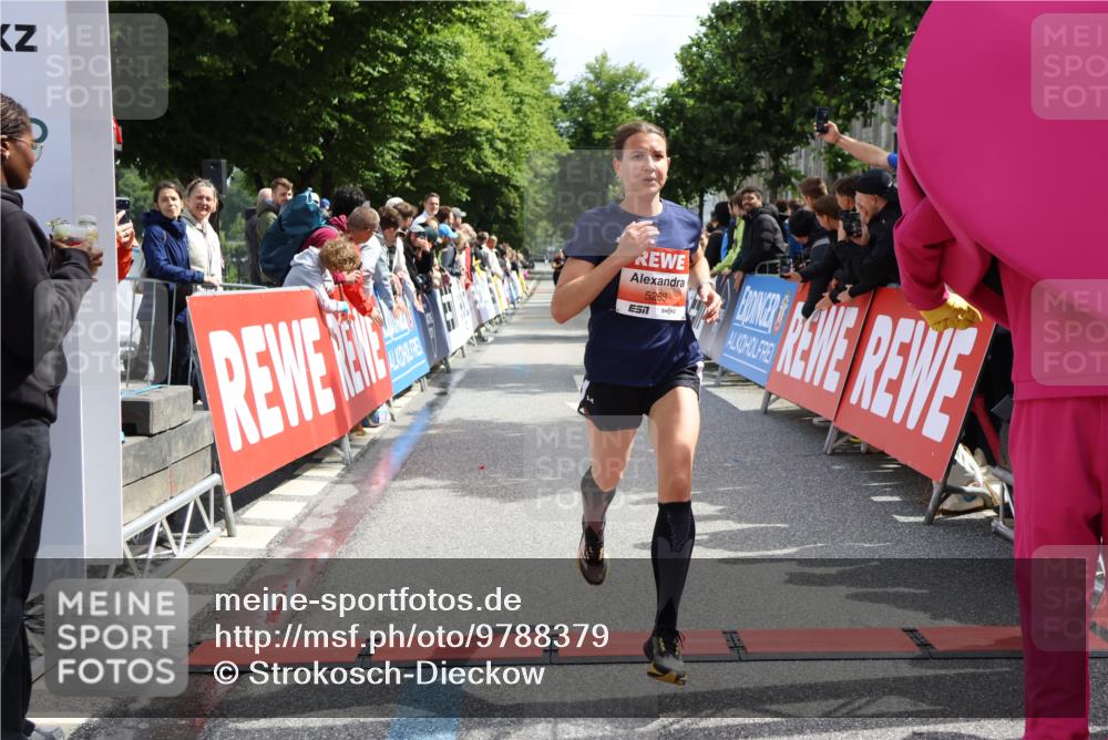 14.06.2026 - REWE Women's Run Strokosch-Dieckow http://msf.ph/oto/9788379 14.06.2026 10:51:24 Ziel 5068, 5263 meine-sportfotos.de
