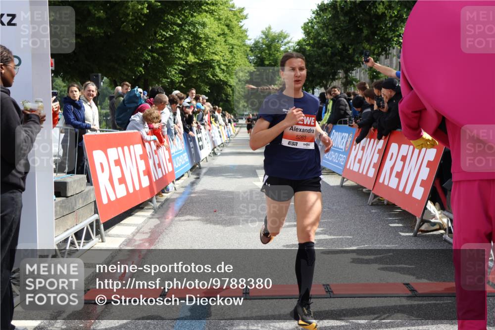 14.06.2026 - REWE Women's Run Strokosch-Dieckow http://msf.ph/oto/9788380 14.06.2026 10:51:24 Ziel 5068, 5263 meine-sportfotos.de