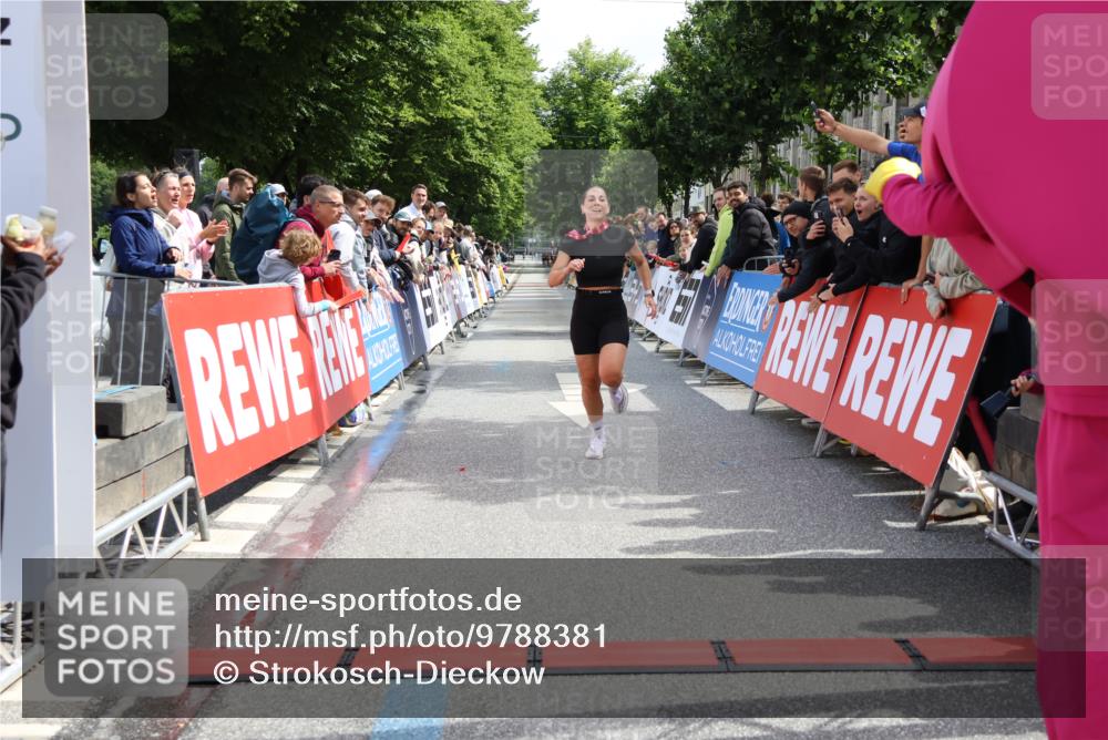 14.06.2026 - REWE Women's Run Strokosch-Dieckow http://msf.ph/oto/9788381 14.06.2026 10:51:30 Ziel 5263, 6049 meine-sportfotos.de
