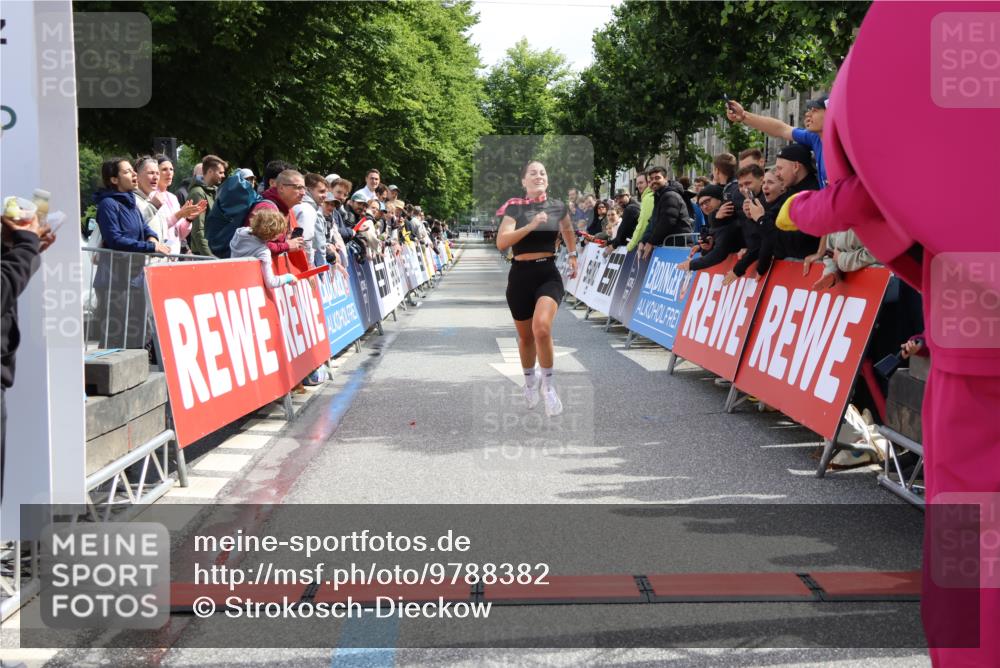 14.06.2026 - REWE Women's Run Strokosch-Dieckow http://msf.ph/oto/9788382 14.06.2026 10:51:30 Ziel 5263, 6049 meine-sportfotos.de